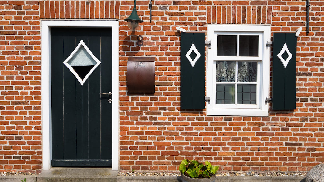Klinkerhau-Fassade mit Lüftungslöchern. Klinkermauerwerk ist sehr beliebt in Norddeutschland. Fugenlüfter von FERMIS halten Mäuse, Schmutz und Schädlinge fern.